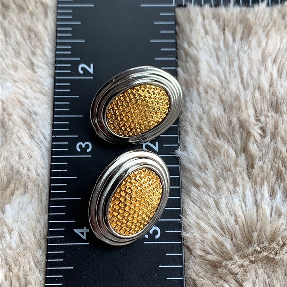 Jewelry - Clíp On Earrings Pre Owned Silver Tone